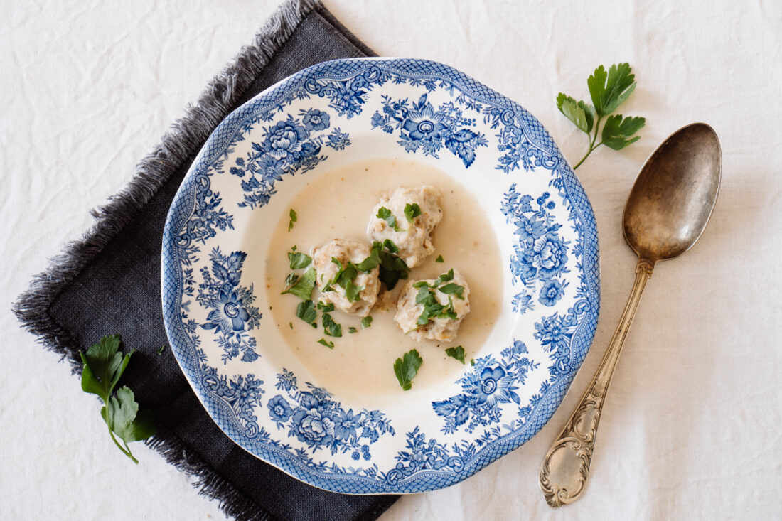 Brennsuppe mit Schwarzbrotknödel
