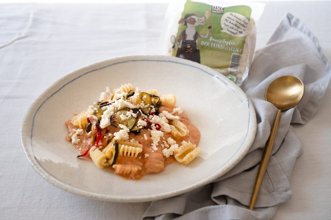 Mediterranes Bohnen-Sugo mit Bröseltopfen